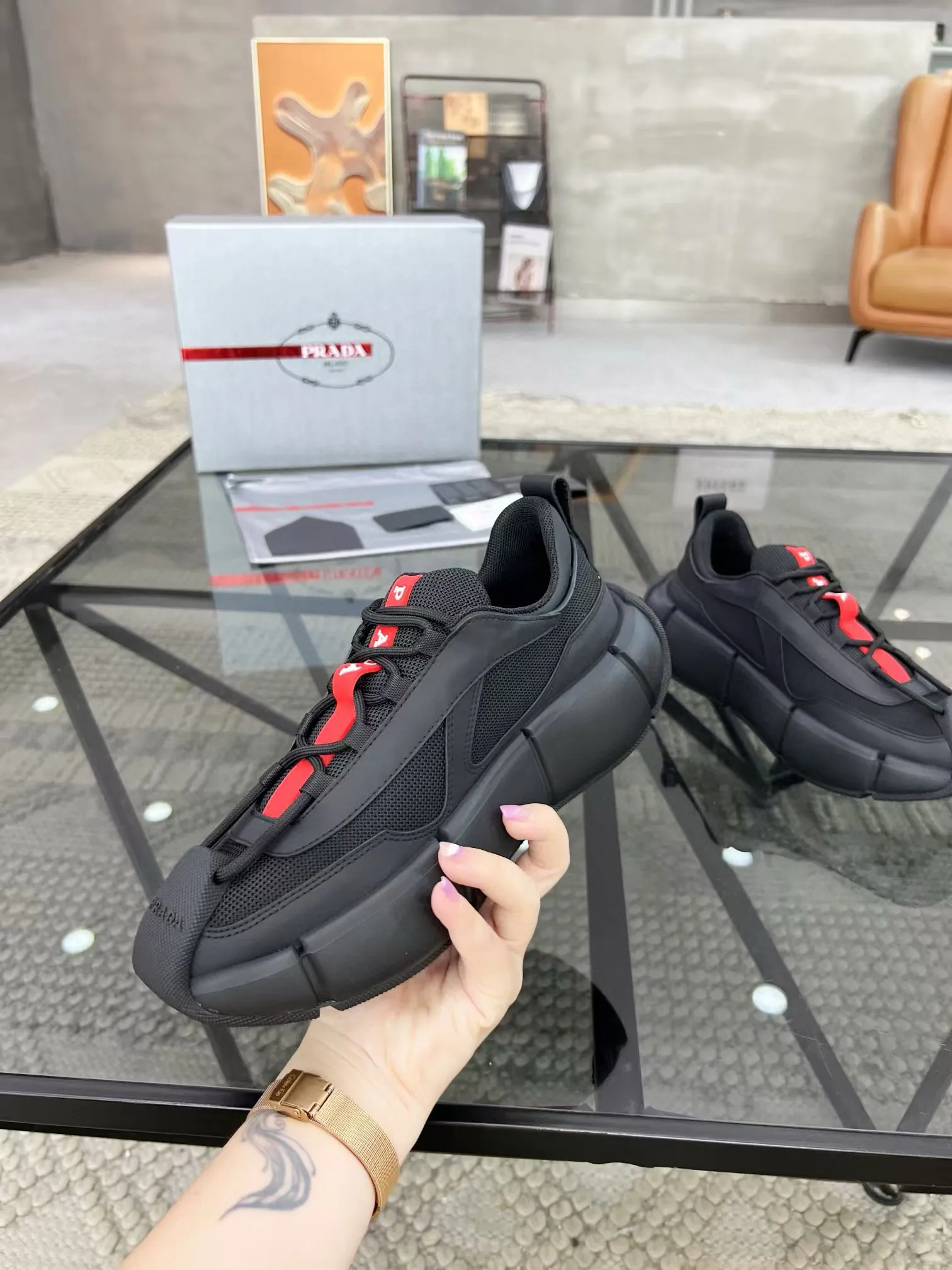 Factory price: 480💰Prada new men's leather sports shoes, the highest version on the market, any comparison is welcome🆚! The original leather has excellent texture and is super high-end! Fetal sheep net lining imported from Italy, removable pad! Luxurious materials and fine workmanship, highly recommended! Code number: 38-44, customized 45